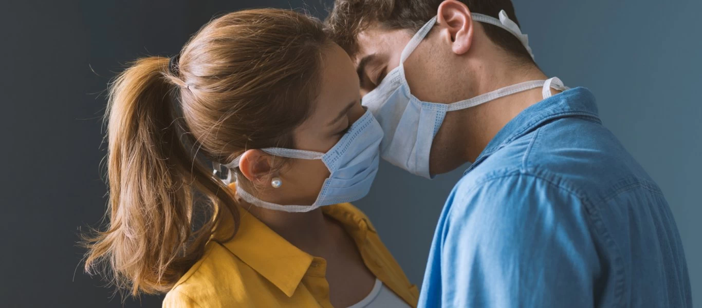 Ο κορωνοϊός αλλάζει και τον έρωτα - Επιστήμονες του Χάρβαρντ: «Να το κάνετε με μάσκα»